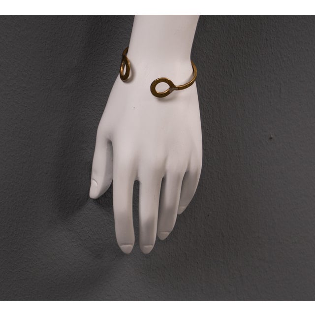 This cuff bracelet, featuring timeless, elegant costume jewelry, embodies the charm of the 1980s. Its design captivates...