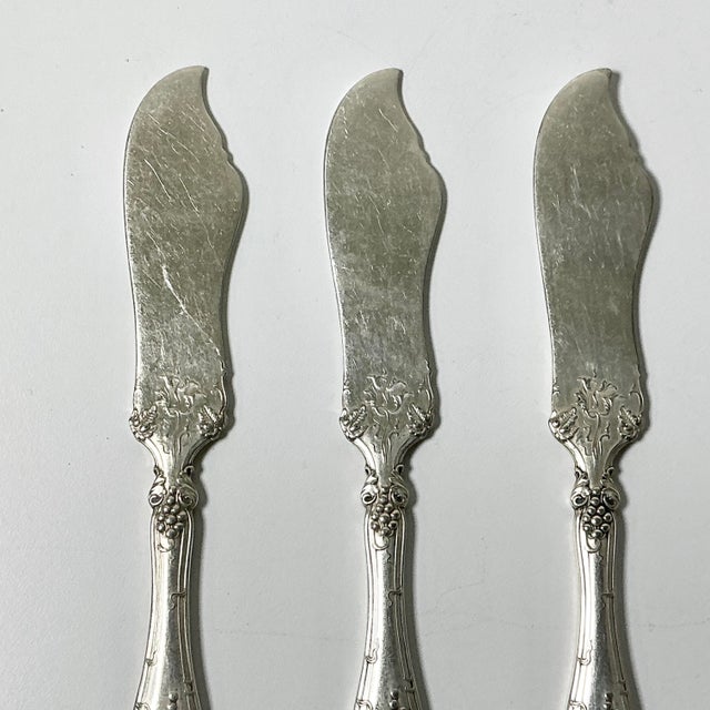 1940s Vintage Hollywood Regency English Chippendale Silverplate Butter Knives- Set of 5. For Sale - Image 6 of 11