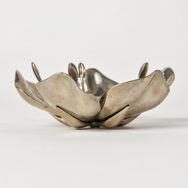 Beautiful decorative and functional piece this high quality floral ashtray features five removable petals so your summer...