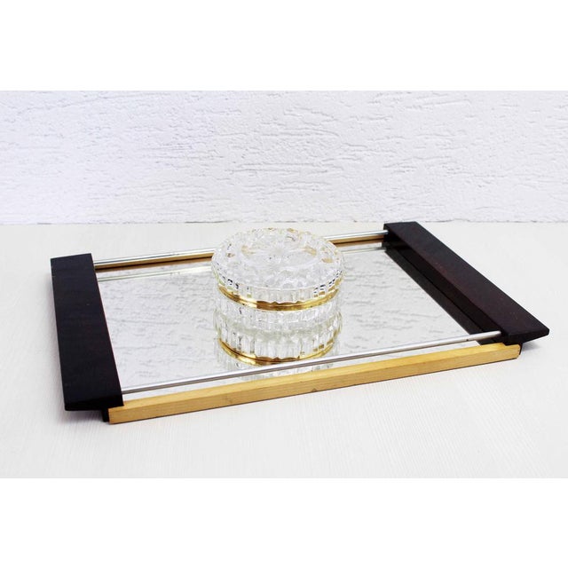 Mirror tray in wood and metal from the 70s Serve the aperitif with originality with this elegant mirror tray from the 70s....