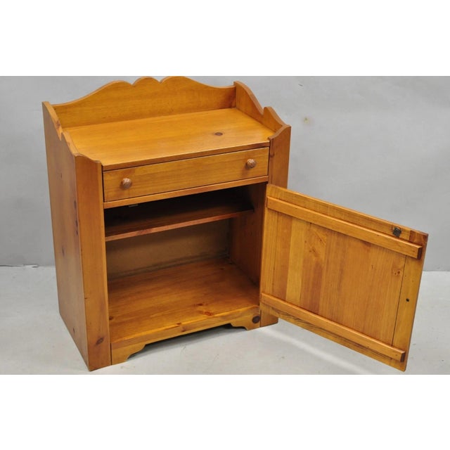 Vintage Broyhill Usa Colonial Style Pine Wood Washstand Side Table Cabinet For Sale - Image 14 of 16