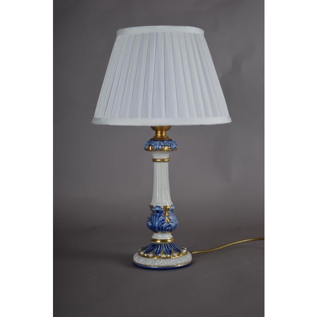 Hollywood Regency Blue & White Ceramic Table Lamp with Gilded Details, 1970s For Sale - Image 3 of 12
