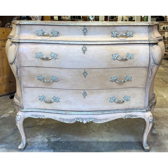 French Louis XV Style Pink Blush & Silver Gilt Serpentine Bombay Chest / Commode For Sale In Atlanta - Image 6 of 10