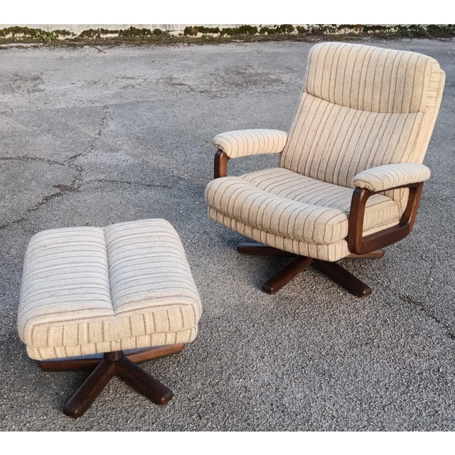 Set of Mid-Century Swivel Armchair and Ottoman in Tweed and Wood, 1970 For Sale - Image 9 of 13