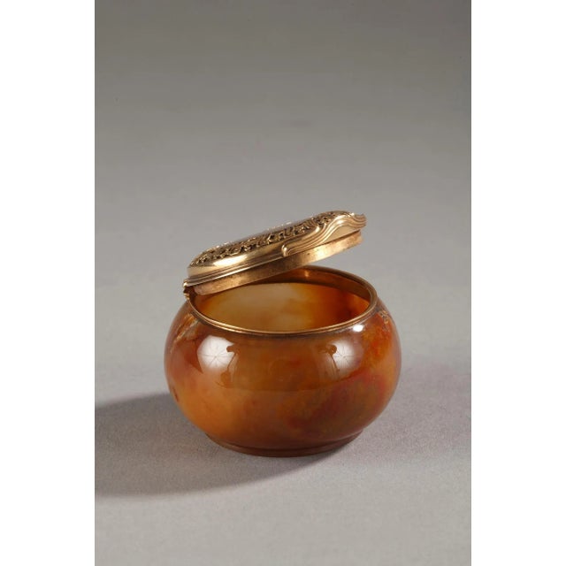 Stone 18th Century Gold-Mounted Agate Snuff Box For Sale - Image 7 of 10