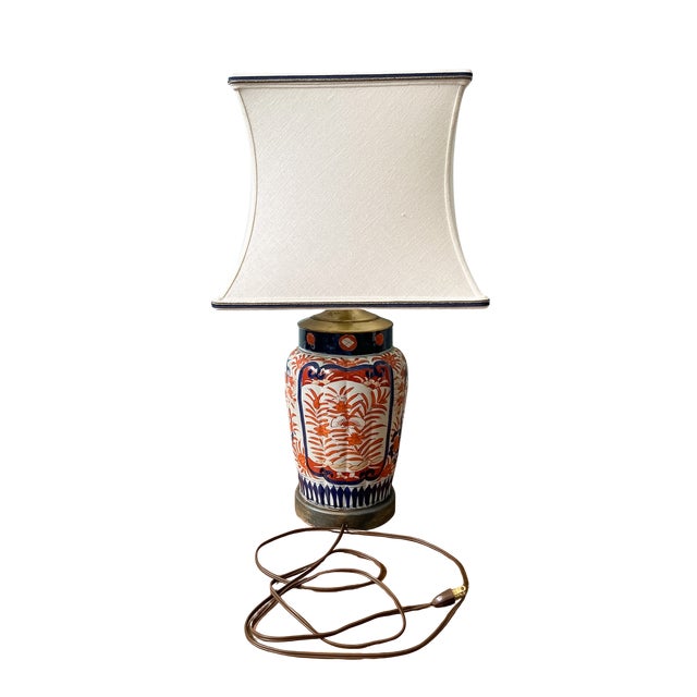 Vintage Imari Style Hand-Painted Ceramic Table Lamp With Brass Hardware & Square Shade – Chinoiserie / Hollywood Regency For Sale In Houston - Image 6 of 13