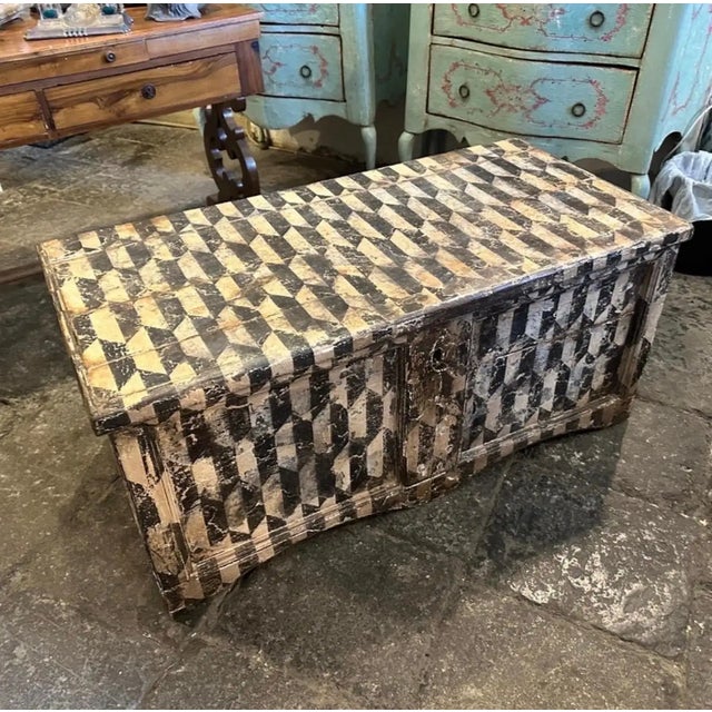 A Tuscanian blanket chest hand-carved in Italy in the late 19th century, it's in original conditions and it has consistent...