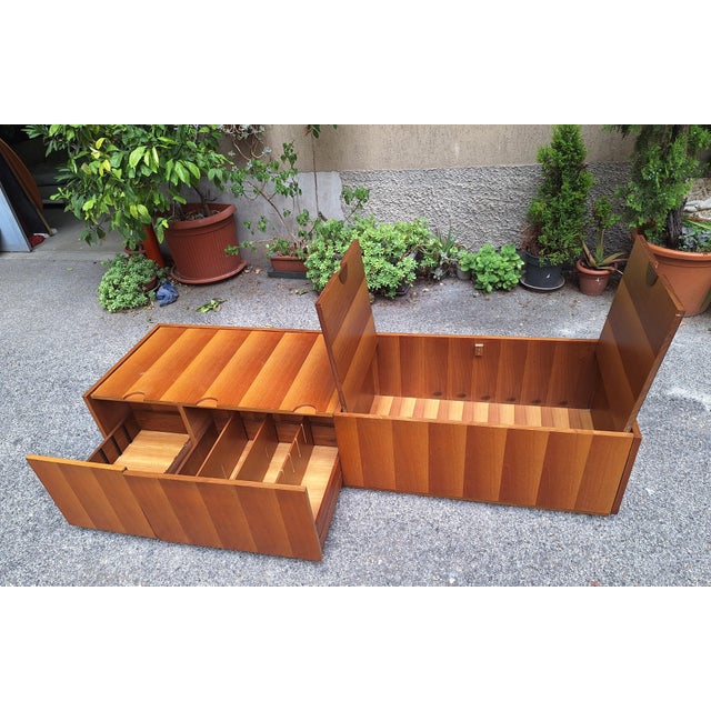 Chest in Shaded National Walnut, 1980s, in Very Good conditions. Designed 1980 to 1989