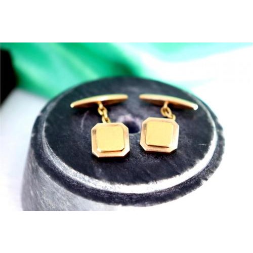 Square gold cufflinks with table. Metal: Gold. Origin: Portuguese. Brand: Dragão. Weight: 4.97 grams. Dimensions: 1.2 cm x...