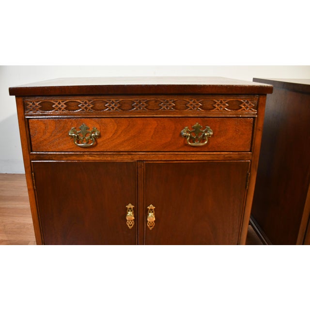 English 1960s English Chippendale Style Mahogany Nightstands Bed Side Tables by Baker For Sale - Image 3 of 18
