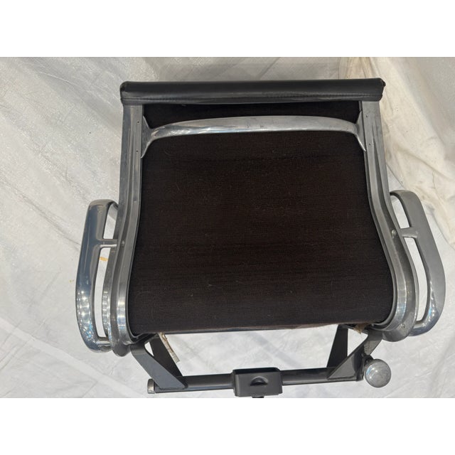 Black Original Herman Miller Aluminum Eames Soft Pad Group Management Executive Desk Chair Circa 1983 For Sale - Image 8 of 11