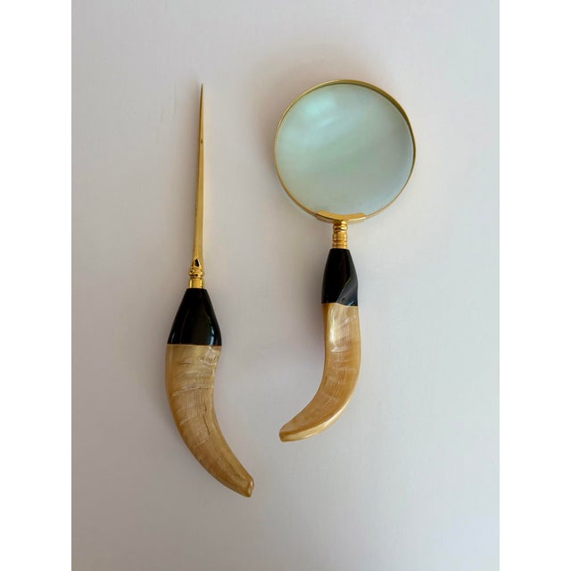 1970s Vintage Hollywood Regency Horn & Brass Magnifying Glass & Letter Opener Desk Set For Sale - Image 4 of 9