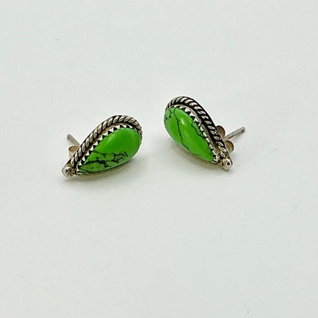 1950s 1950s Vintage Southwestern Navajo Americana Carico Lake Sterling & Green Turquoise Stud Earrings - A Pair For Sale - Image 5 of 12