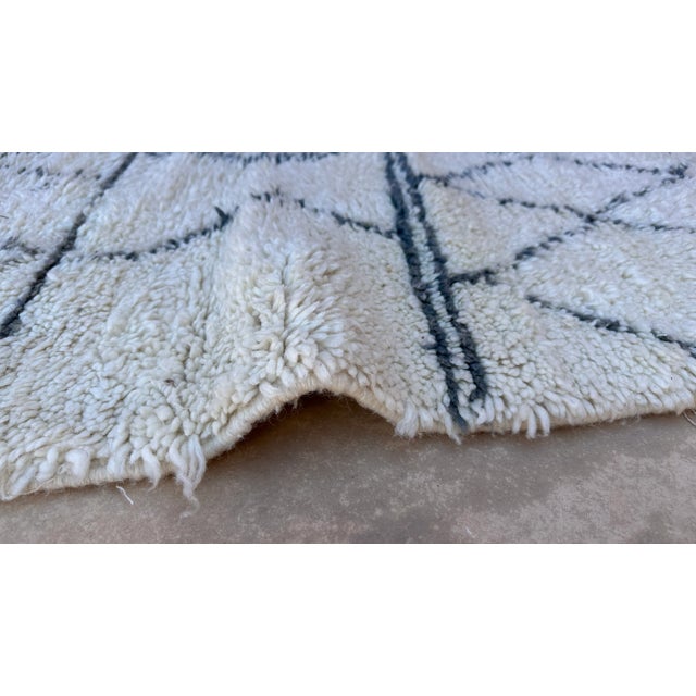 1980s Moroccan Beni Ourain Rug - 5'6" X 8'1" Ft For Sale - Image 4 of 10