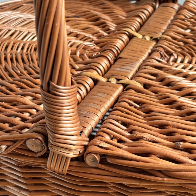 Tan Mid Century Rustic European-Style Oval Picnic Basket For Sale - Image 8 of 14