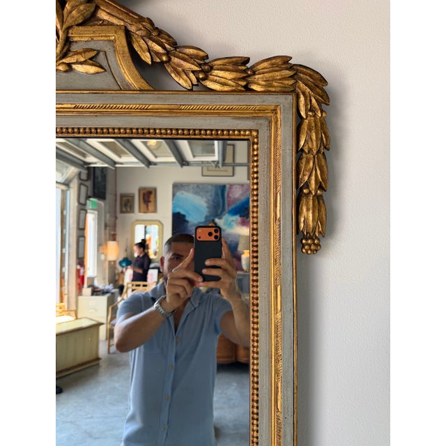 1960s 1960s Italian Hollywood Regency Carved Wood Gilt Wall Mirror With Neoclassical Crest For Sale - Image 5 of 12