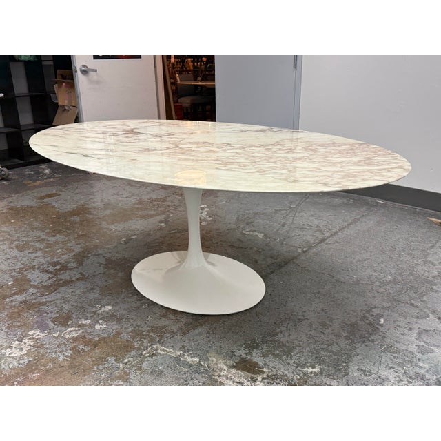 Design Plus Gallery presents an Oval Tulip Table by Eero Saarinen/Knoll for Design Within Reach. This authentic Saarinen...