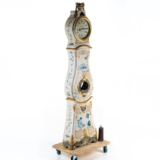 An absolute rarity is offered here - a star among grandfather clocks! This dream piece is painted and gilded. This Swedish...