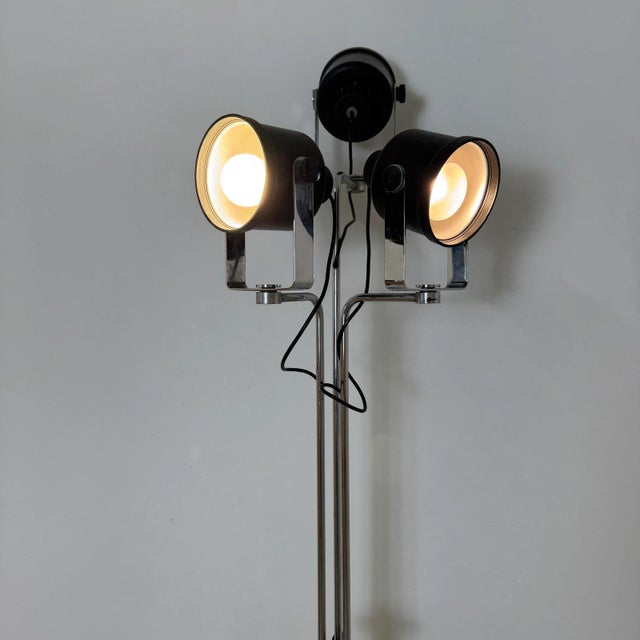 The P433 floor lamp, designed by Pio Luigi Brusasco and Giovanni Torretta for Luci Milano in the 1970s, is an icon of...