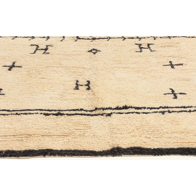 Berber Tribes of Morocco Vintage Azilal Moroccan Rug, 06'03 X 08'07 For Sale - Image 4 of 10