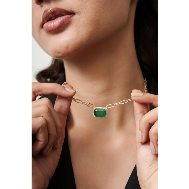 Natural Diamond 6.9ct Dark Green Zambian Emerald Contemporary Necklace in 14k Gold For Sale In New York - Image 6 of 17