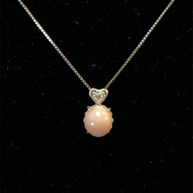 Early 21st Century Platinum Necklace With Conch Pearl & Diamond Accent Pendant For Sale - Image 5 of 5