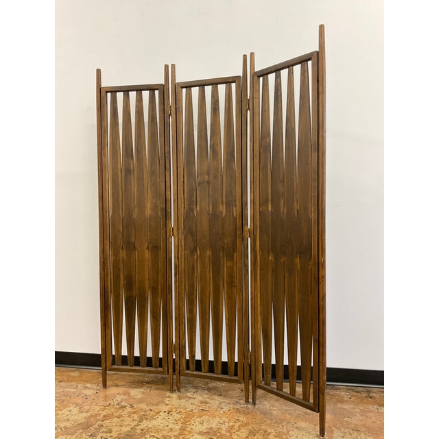 A very versatile and good looking screen. Double hinged so it folds all ways - very handy when you need to rearrange or if...