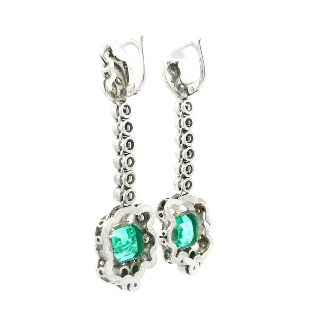 1970s Platinum Drop Earrings With Colombian Emeralds (5 Ct) and Diamonds (2 Ct), Art Deco Style, A Pair For Sale In Miami - Image 6 of 11