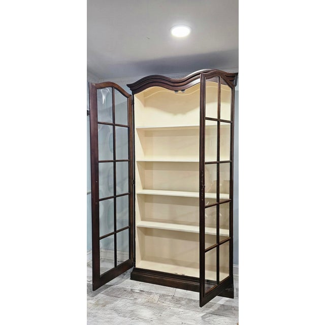 Traditional Henredon Design Convex Bubble Glass Paned Double Door Flat Wall Display Cabinet For Sale - Image 3 of 9