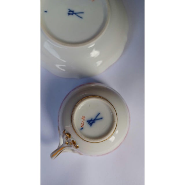 Indian Painting Coral Red Demitasse Mokka Cup and Saucer Duo from Meissen Porcelain, 1950s For Sale - Image 10 of 11
