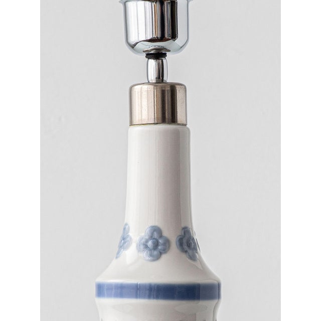 Blue and White Porcelain Floral Table Lamp from Lladró with Embroidered Sari Silk Lampshade, 1970s For Sale - Image 9 of 11