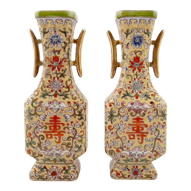 Chinese Porcelain Fu Bats and Shou Characters Vase Pair For Sale