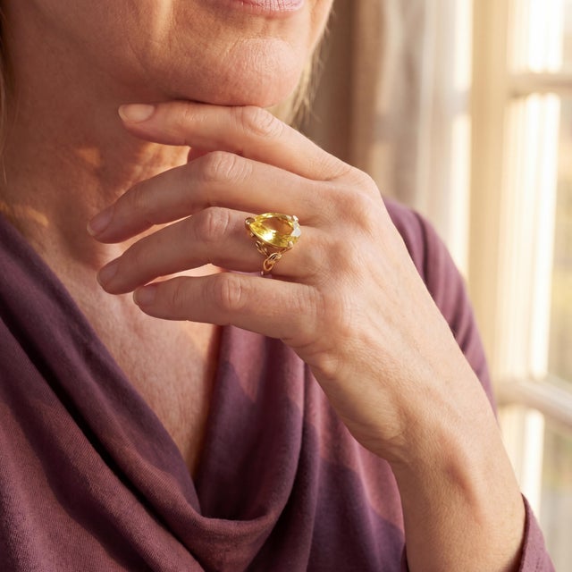 Late 20th-Century 14k Yellow Gold Lemon Citrine Floral Design Ring, Size 6.5 For Sale - Image 4 of 4