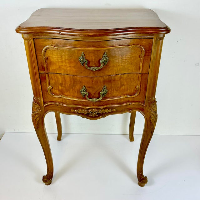 1970s Vintage French Provincial Hollywood Regency Walnut & Burl Wood Side Table or Night Stand For Sale - Image 4 of 17