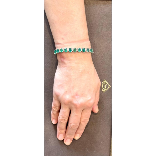 24 Carat Emerald 1.6 Carat Diamond Tennis Bracelet 14 Karat White Gold, 23 GM For Sale - Image 11 of 18