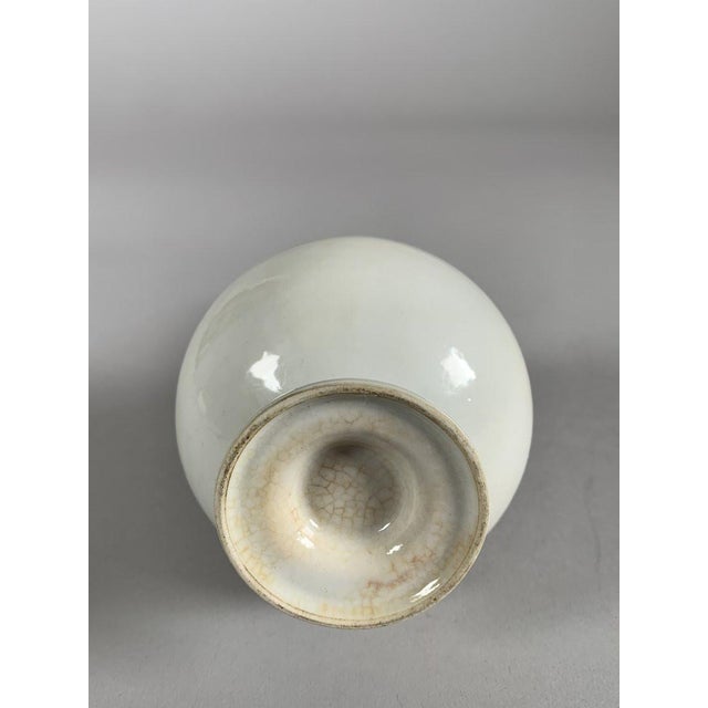 Dehua porcelain vase, Kangxi Dynasty (1661-1722), monochrome China For Sale - Image 9 of 9