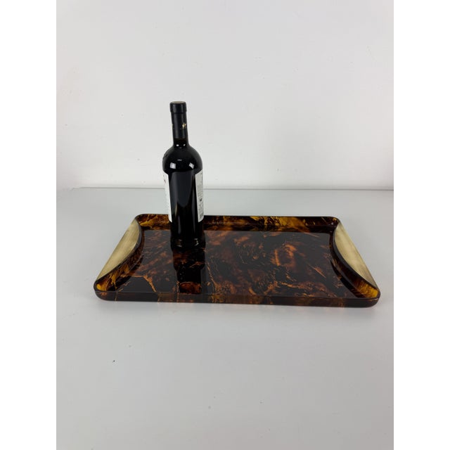 Mid-century serving tray in the style of Guzzini in acrylic and brass, Italy, 1970s Intact and in good condition. Width 49...