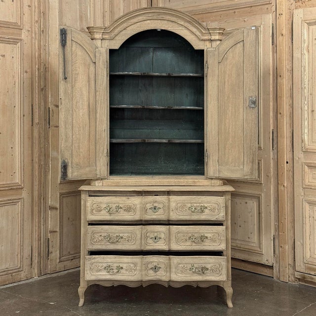 18th Century Country French Louis XV Liegeois Stripped Oak Commode a Deux Corps For Sale - Image 14 of 18