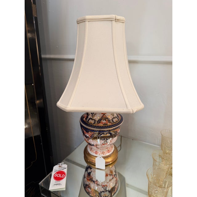 Antique 19th-Century English Imari Porcelain Twin-Handled Urn Lamp For Sale - Image 4 of 7