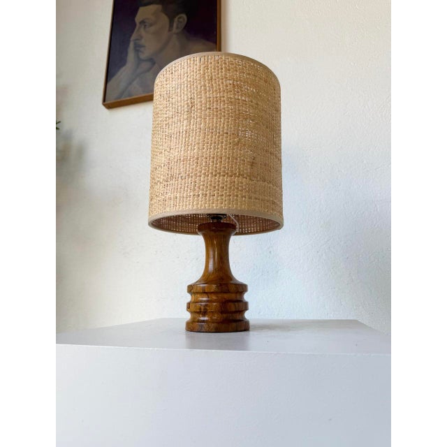 Old small table lamp or desk lamp in solid olive wood, in turned wood with its elegant rounded shapes, from the 1950s. We...