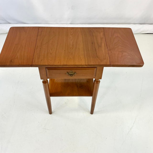 1970s Vintage Americana Federal Traditional Teak Drop Leaf Side Table For Sale - Image 16 of 17
