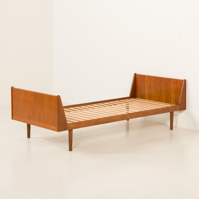 This Danish single teak bed was made in the 1960s. Crafted from solid teak and teak veneer, it embodies warmth, precision,...