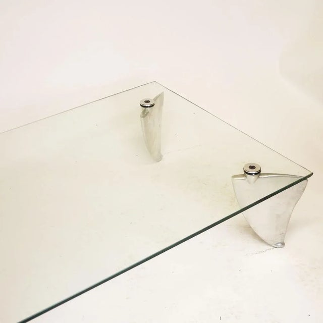 Vintage Fipper Coffee Table in Glass and Aluminum attributed to Matthew Hilton for SCP, 1980s For Sale - Image 6 of 12