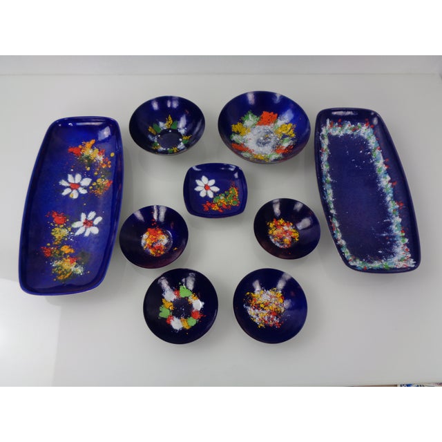 Set of 9 enameled bowls from the 1960s. 2 bowls: height 3.5 cm. Width 30 cm. Depth 14 cm. 4 bowls: height 2.5 cm and a...
