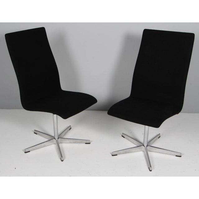 Arne Jacobsen Oxford chairs five star base in aluminum. Original upholstered with black divina wool from Kvadrat. Made by...