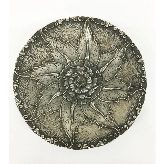 Indonesian silver Yogya 3-legged bowl with floral pattern Marked with S800 On the edge small decor of leaves and in the...