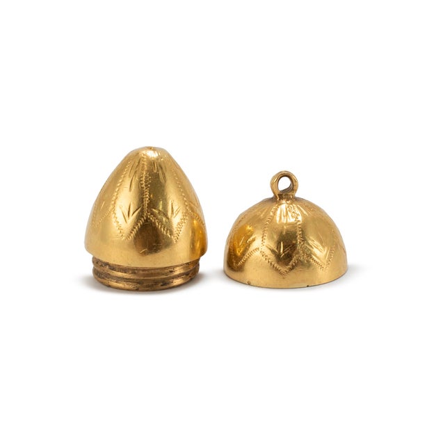 Metal Vintage 18k Yellow Gold Engraved Egg Form Screw-Top Locket Charm Pendant For Sale - Image 7 of 8