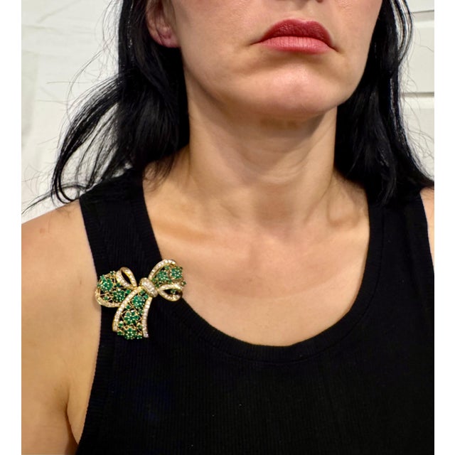 5 Ct Natural Emerald 2.5 Ct Brilliant cut Diamond Bow Brooch /Pin 18 KY Gold For Sale - Image 14 of 18