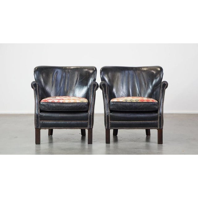 This set of 2 beautiful subtle black armchairs in English style with reversible Kelim seat cushion. These nice cowhide...