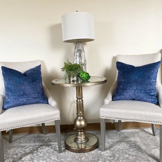 This sophisticated throw pillow is the ideal addition to a contemporary space. It's made of a beautiful blue burnout...